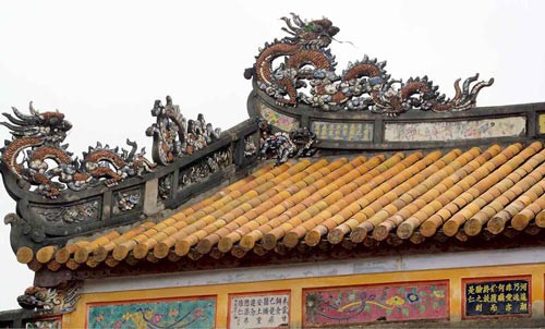 Han script poetry on the top of Thai Hoa Temple, Hue Royal Palace (Photo: SGGP) Han script poetry on the top of Thai Hoa Temple, Hue Royal Palace (Photo: SGGP)
